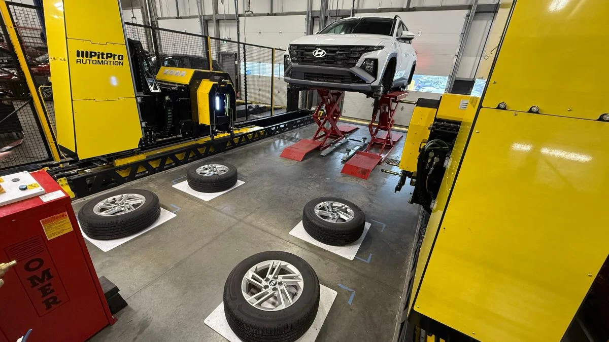 PitPro'nun Lastik Değiştiren Robotu Kanada'da Hizmete Girdi
