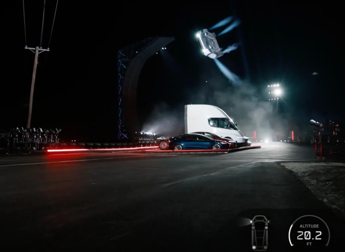 Tesla Roadster Tanıtıldı: SpaceX İticileriyle Zıplayan, Dönen ve Uçan Otomobil